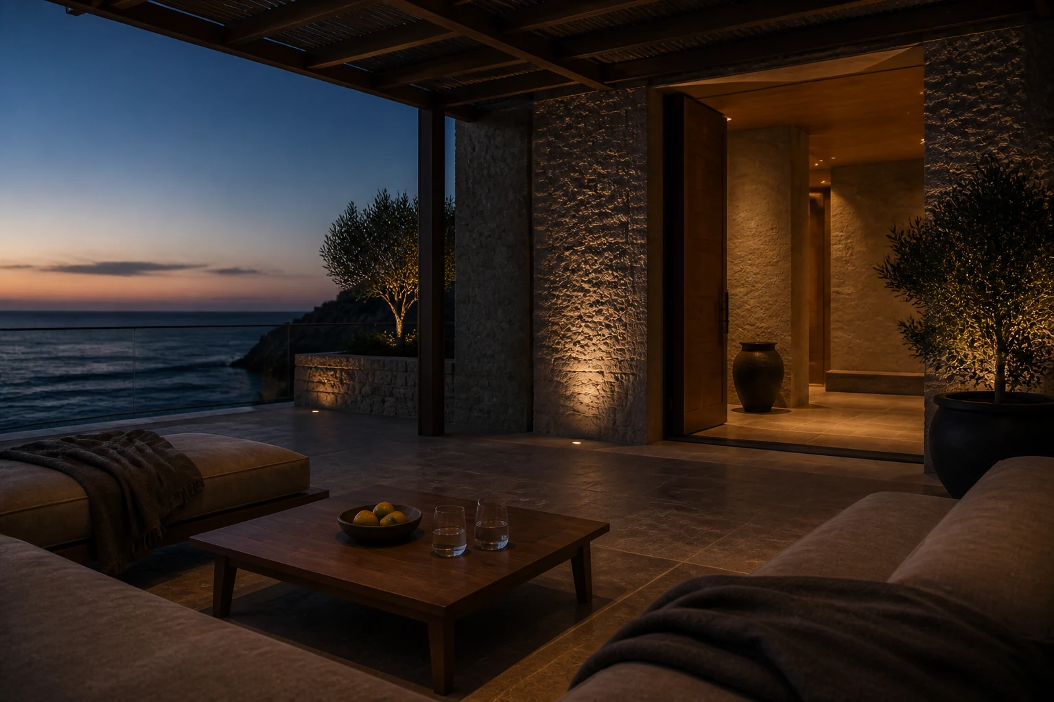 Terrazza vuota sul mare tra luce dorata e ora blu