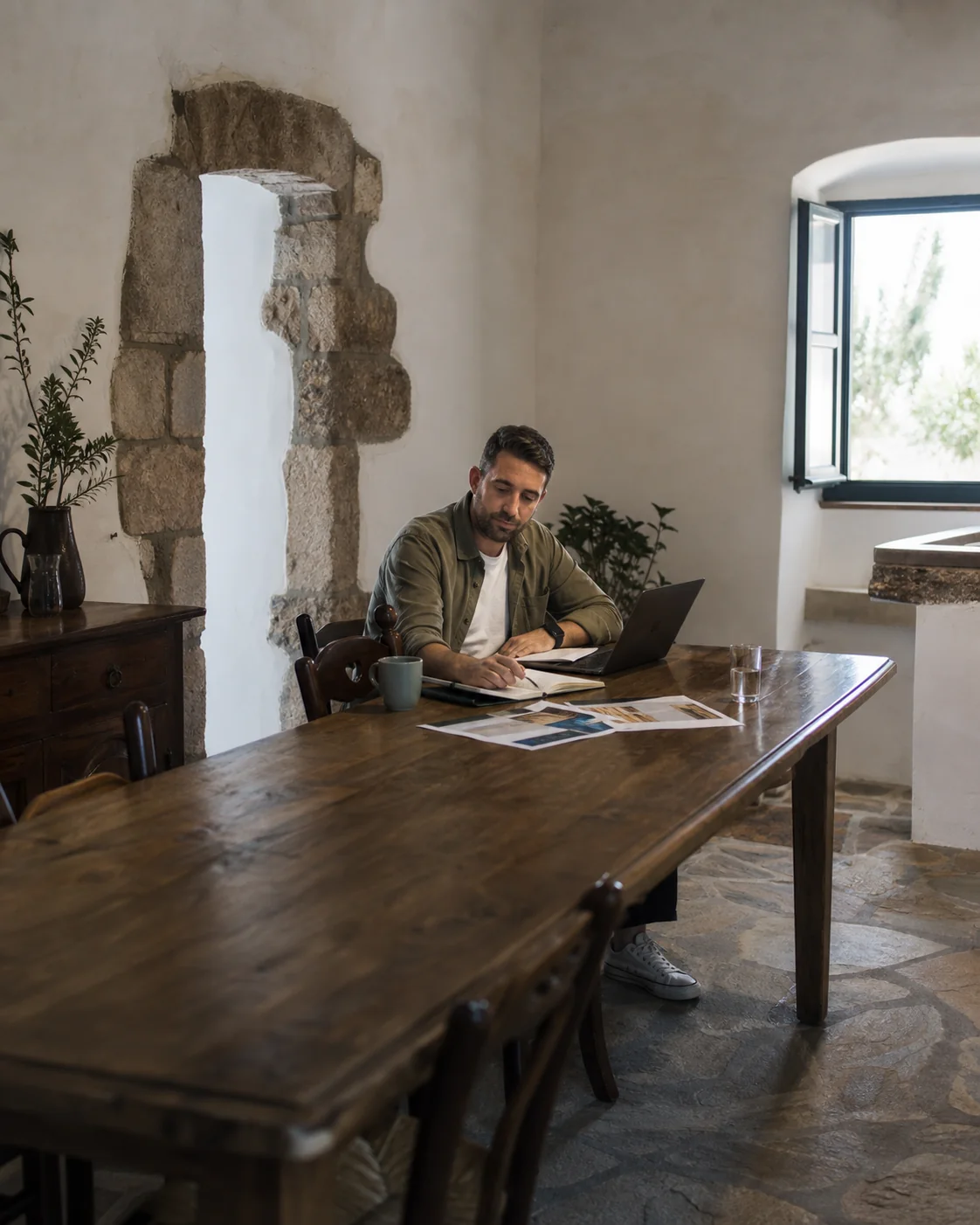 Fabrice Mack Hernandez al lavoro sulla strategia di presenza di un hotel