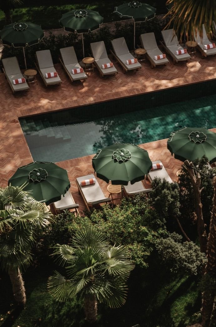Piscina e giardino di un hotel, immagine concettuale